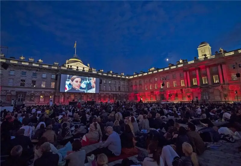Кинотеатр под открытым небом в Somerset House, Лондон Кинотеатр под открытым небом в Somerset House, Лондон