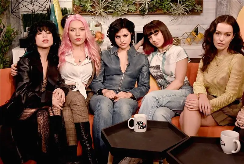 Charli XCX является исполнительным продюсером собственного шоу Netflix о созданной ею гёрлбэнде