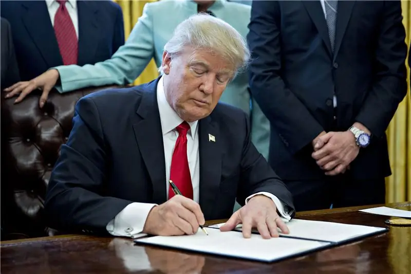 Вот как женщины протестуют против TrumpCare