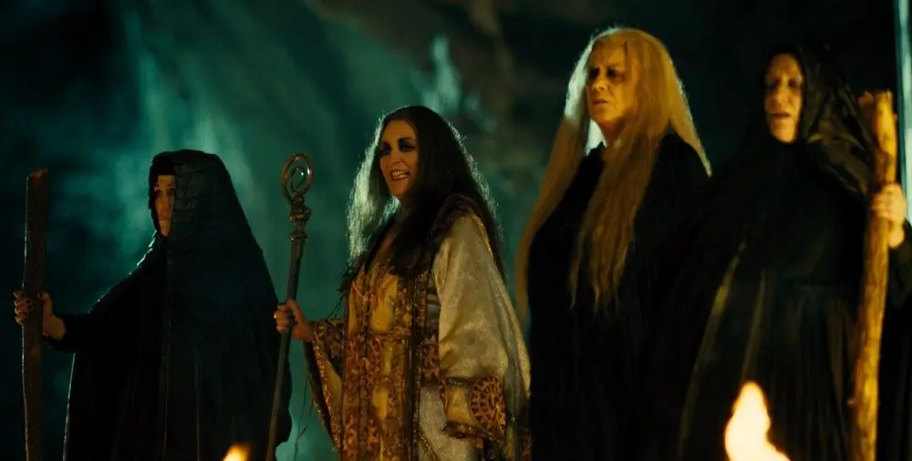 Посмотрите первые 5 минут «Witching & Bitching»