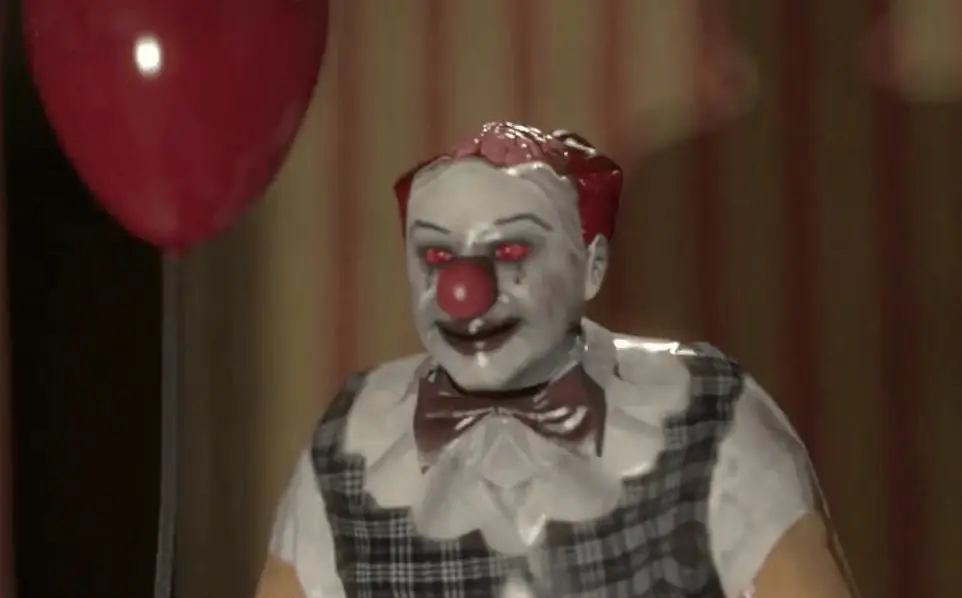 Суперстрашного клоуна дразнят в начальных титрах "ASH: Freak Show"