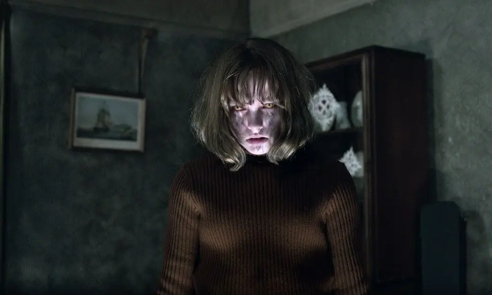 Несколько клипов 'The Conjuring 2' сражаются с бестелесными голосами