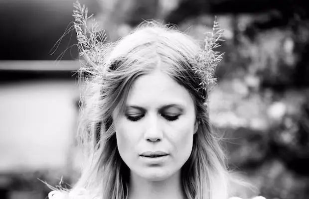 Myrkur потрясающе исполняет "Onde Børn" в "Мавзолее" (премьера)