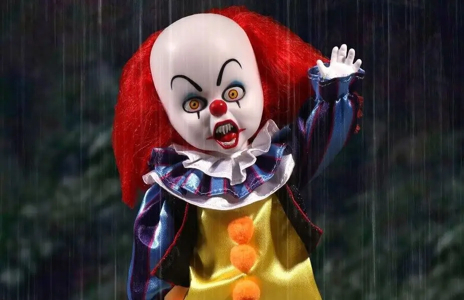 Pennywise 'Living Dead Doll' всплывает из канализации