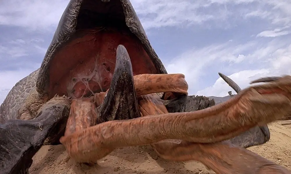 У пилотного проекта Syfy "Tremors" режиссер, дружественный к жанру