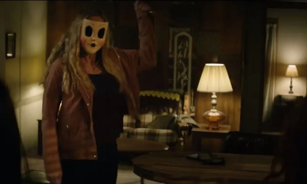 Только что запустил веб-сайт The Strangers: Prey at Night, загруженный забавными угощениями