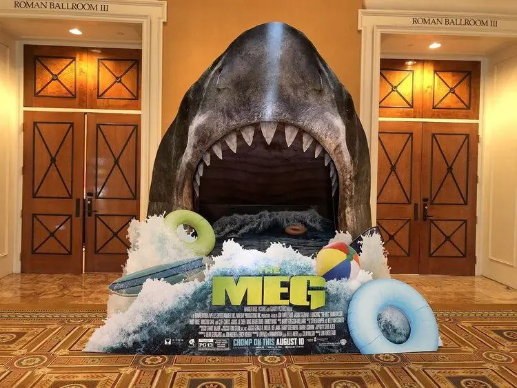 Да, конечно, 'The Meg' получает потрясающую сцену в кинотеатре