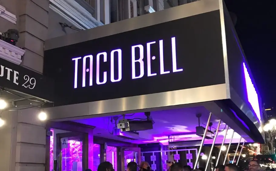 Видео перенесет вас внутрь SDCC воссоздания футуристического Taco Bell из фильма «Разрушитель»