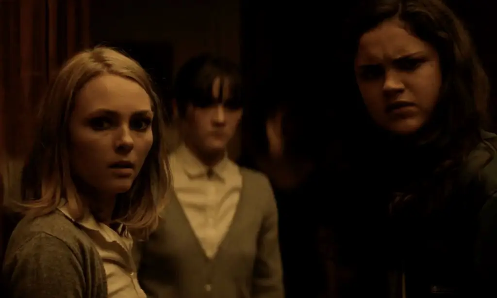 Slumber Party становится страшной в первом клипе «Down a Dark Hall»