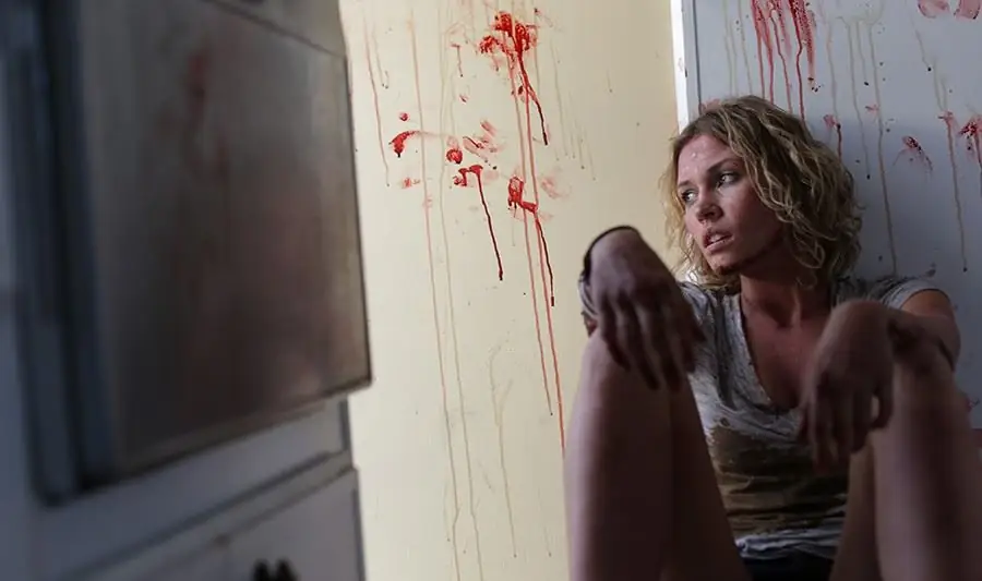 Fangoria в фильме «Сатанинская паника» с участием Ребекки Ромейн, Джордана Лэдда, Эй Джей Боуэна и Уитни Мур из BD