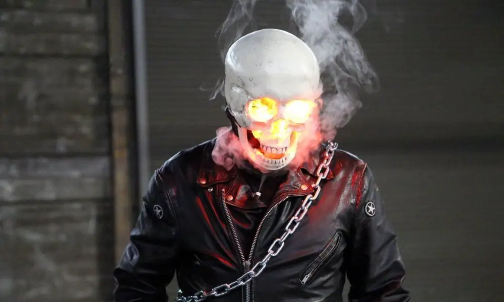 Этот чувак только что сделал потрясающий костюм «Призрачного гонщика» на Хэллоуин, используя скрытую букву E