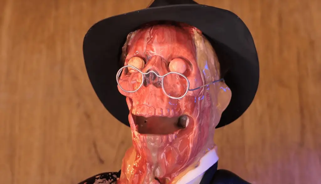 Художник воссоздал ужасную сцену «В поисках утраченного ковчега» с помощью фена и скульптуры, сделанной из цветного карандаша