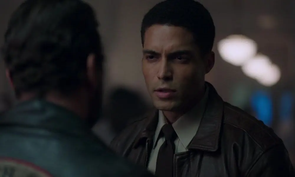 Актер "Ривердейла" Хендерсон Уэйд получил роль Мэтта Кейбла в "Болотной твари"