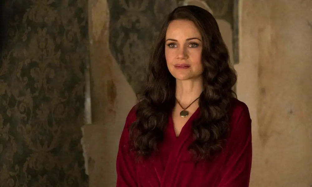 Карла Гуджино делится мыслями о возможном втором сезоне сериала «Призраки дома на холме»