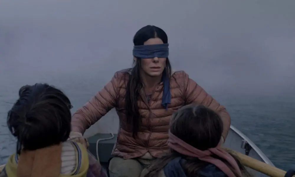 По словам Сандры Буллок, художница создала на заказ игрушку невидимого существа «Птичья коробка»