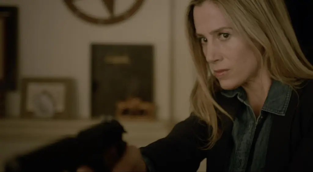 Смотрите напряженную сцену из фильма «Под листьями» с Мирой Сорвино