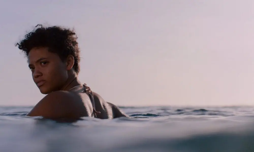 [Sundance Review] Кирси Клемонс сияет в роли существа необитаемого острова «Милая»