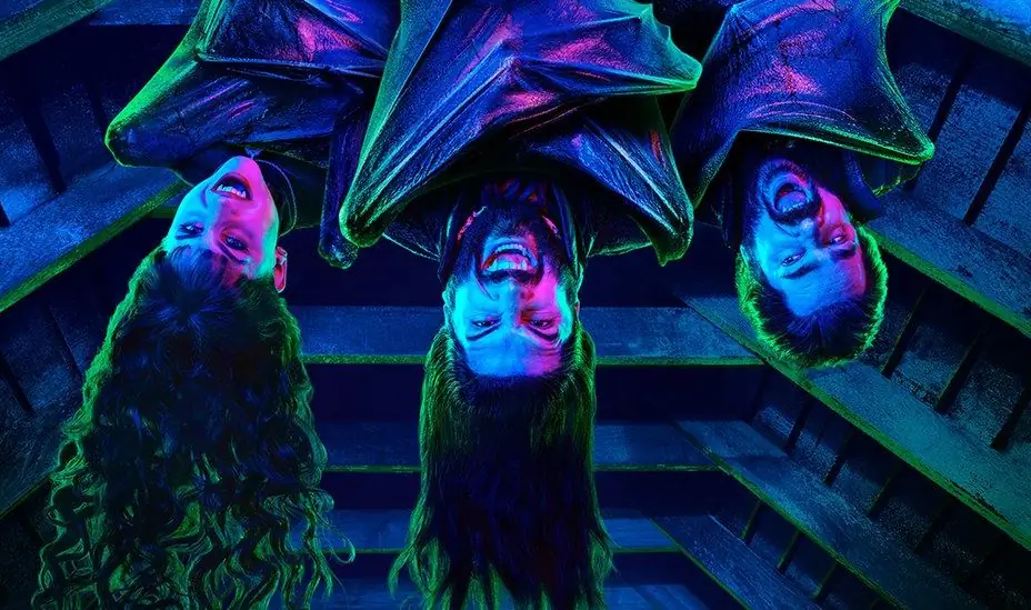 Два новых постера для шоу FX «Что мы делаем в тени» имеют супер крутой эффект черного света