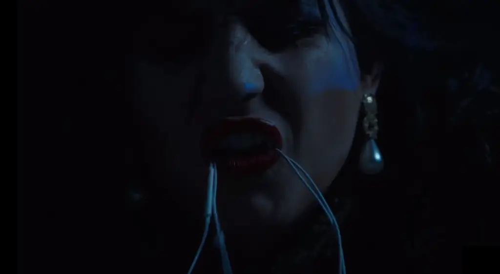 Наушники создают проблему для жаждущего вампира в другом промо "Что мы делаем в тени"