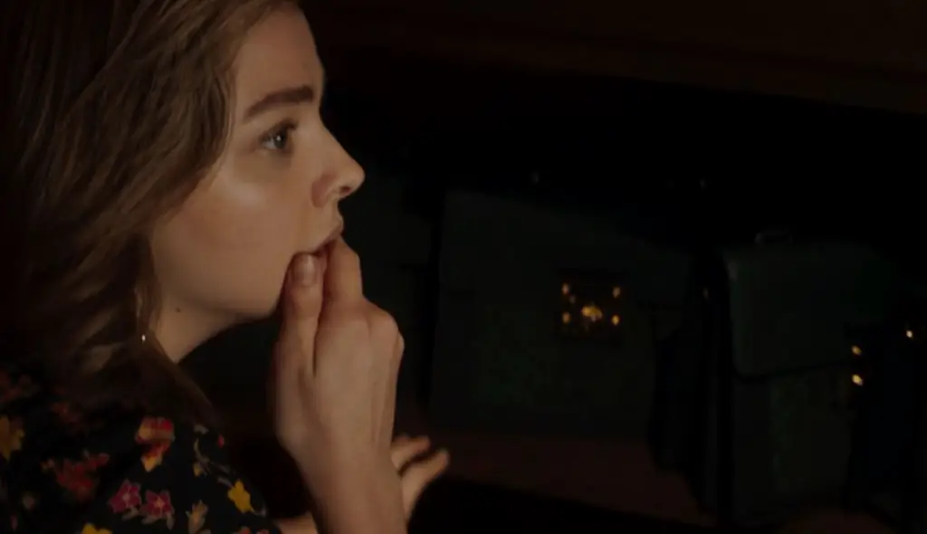 Леденящие душу клипы с Гретой подвергают Хлою Морец опасности из-за одержимости Изабель Юппер [видео]