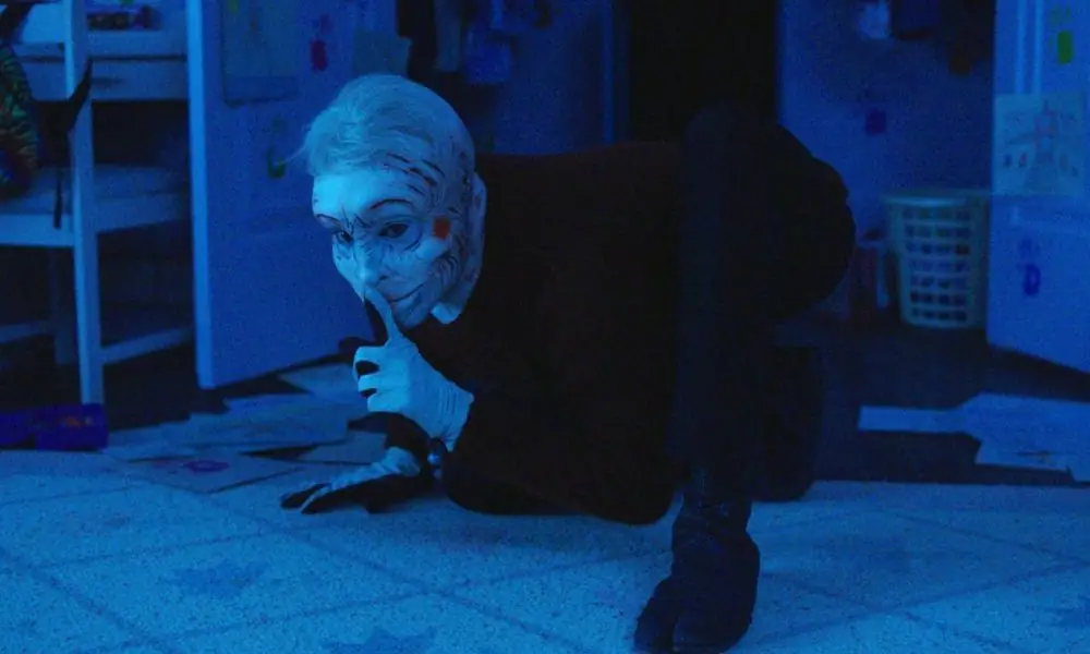 [Image] Твисти Трой разыгрывает кошмарный телесный ужас в сериале «Сестры Соска»