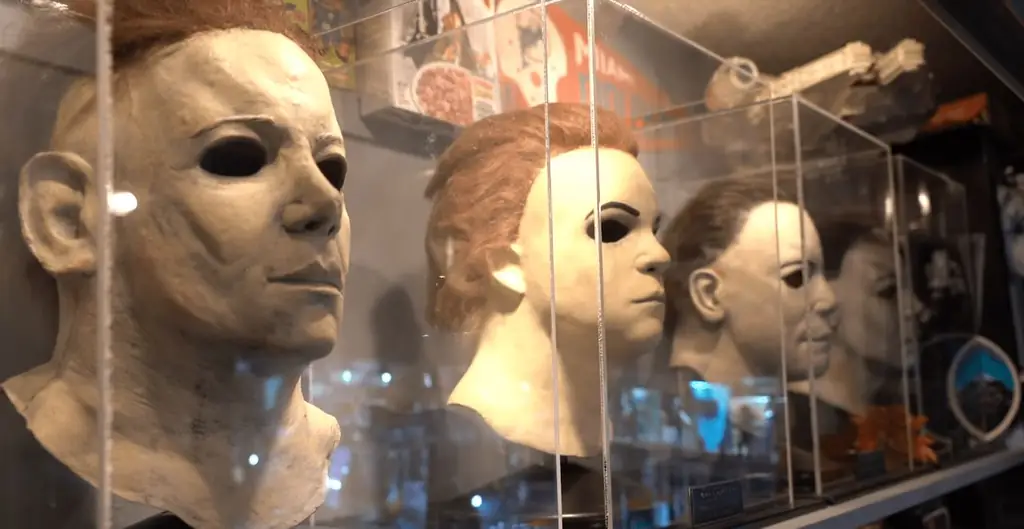 Новый эпизод YouTube-сериала "Collection Complete" показывает за кадром использованные маски Майкла Майерса