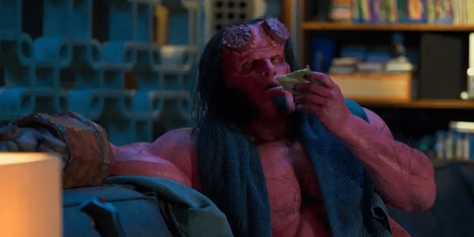 «Хеллбой» ест пиццу, как и все мы, в первом клипе из перезапуска Нила Маршалла