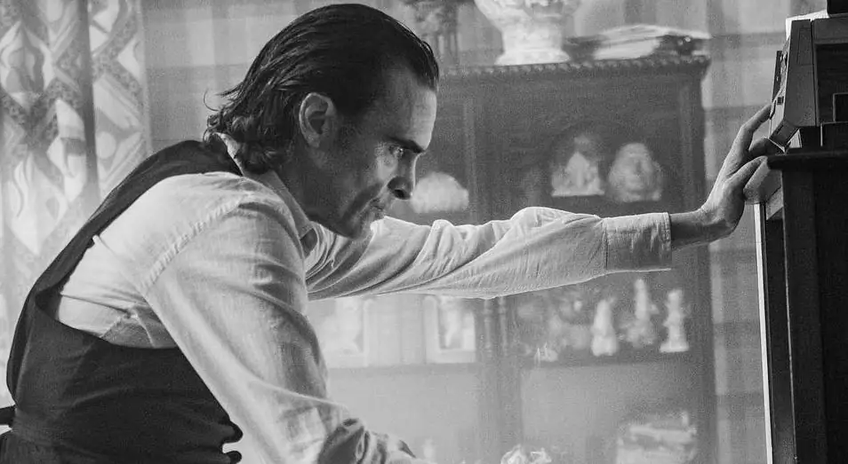 В процессе монтажа Тодд Филлипс поделился новым кадром Хоакина Феникса в образе «Джокера»