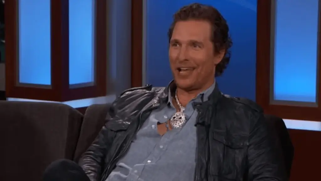 А вот и Мэтью МакКонахи, раскачивающий до чертиков украшенное драгоценностями ожерелье Джейсона Вурхиза