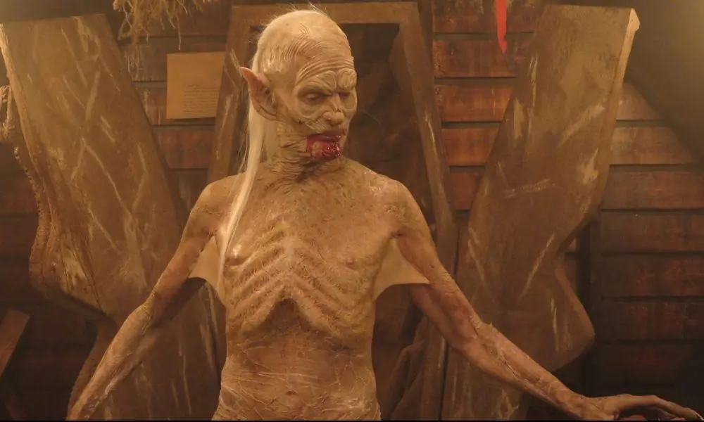 Даг Джонс сыграл древнего вампира в пилотной серии «Что мы делаем в тени»