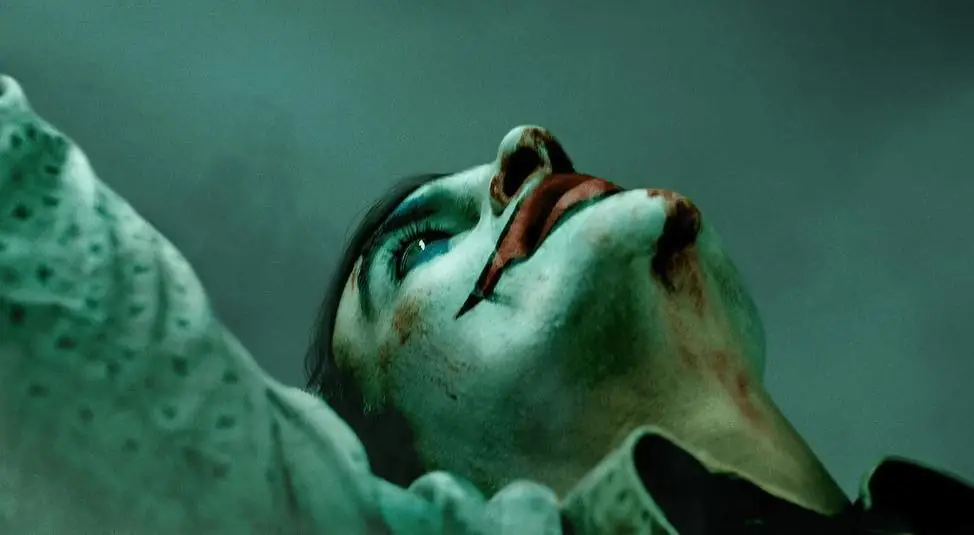 Постер «Джокера» делает счастливое лицо в преддверии завтрашнего тизер-трейлера