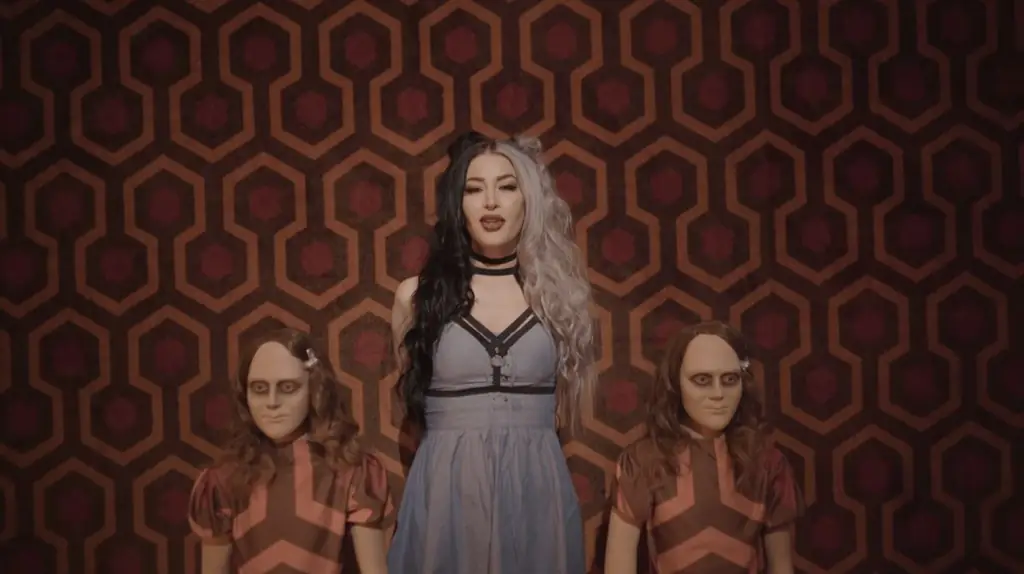 Ванесса Декер из BD гастролирует по арт-инсталляции Warner Bros/New Line «Мне нравятся фильмы ужасов» [видео]