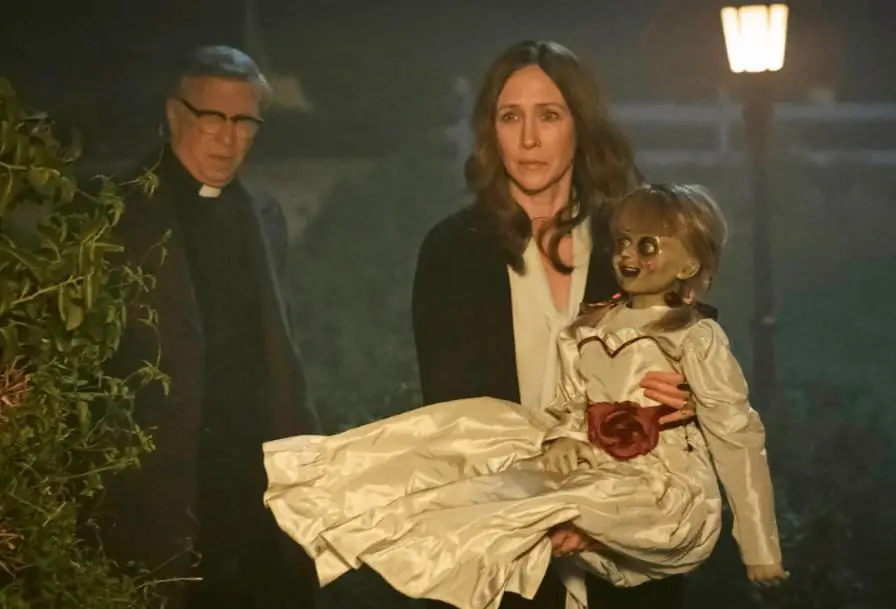 Посмотрите на Веру Фармигу в роли Лоррейн Уоррен в фильме «Аннабель возвращается домой»