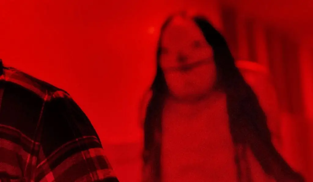 Ужасающая бледная леди выслеживает это новое изображение из «Страшных историй для рассказа в темноте»