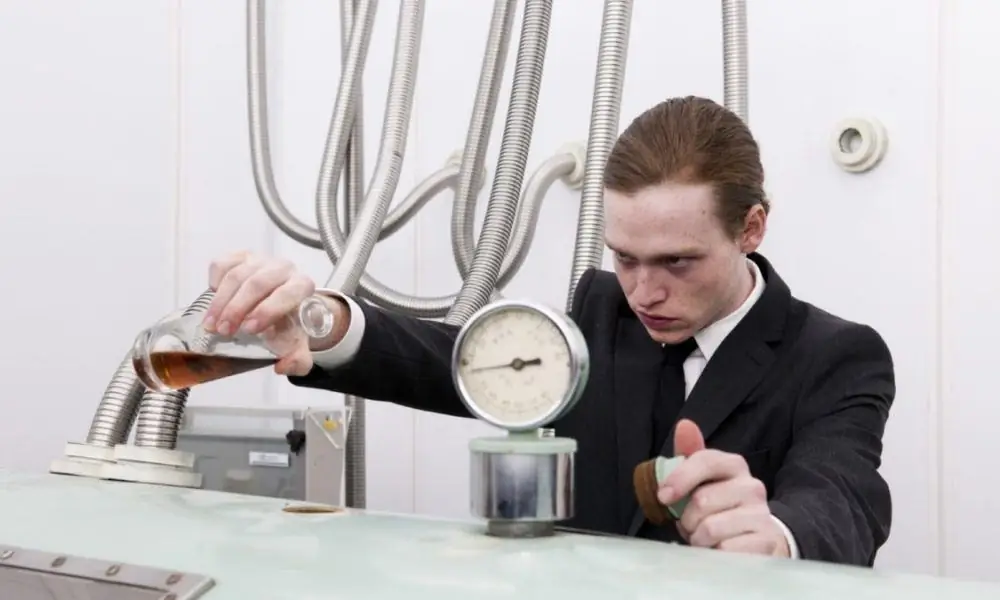 Брэндон Кроненберг открывает роскошный «бесконечный бассейн»