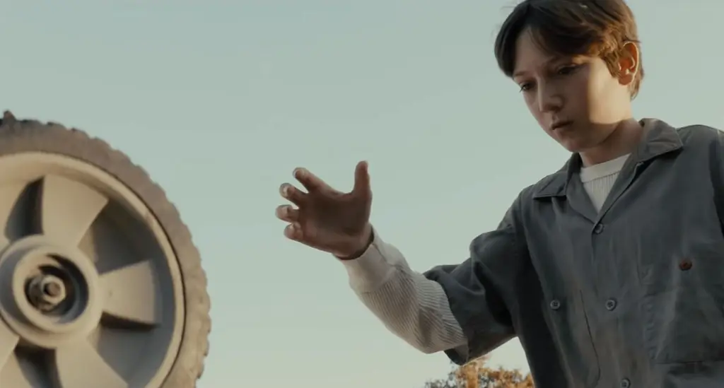 Последний клип из «BrightBurn» показывает полную сцену с газонокосилкой, показанную в трейлерах