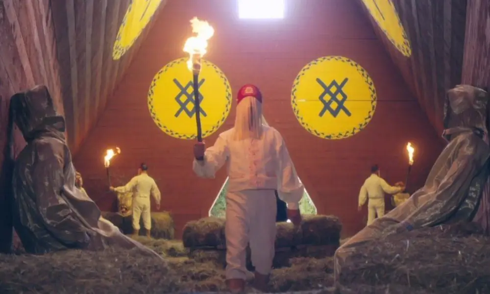 Ари Астер говорит, что "Midsommar" является "чем-то вроде компаньона" для "наследственного"