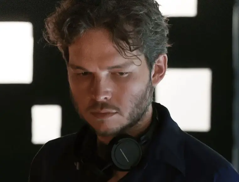 «Вторжение в вещательный сигнал», описанное как «Зодиак», встречается с «Шоссе в никуда» от Aphex Twin [Канны]