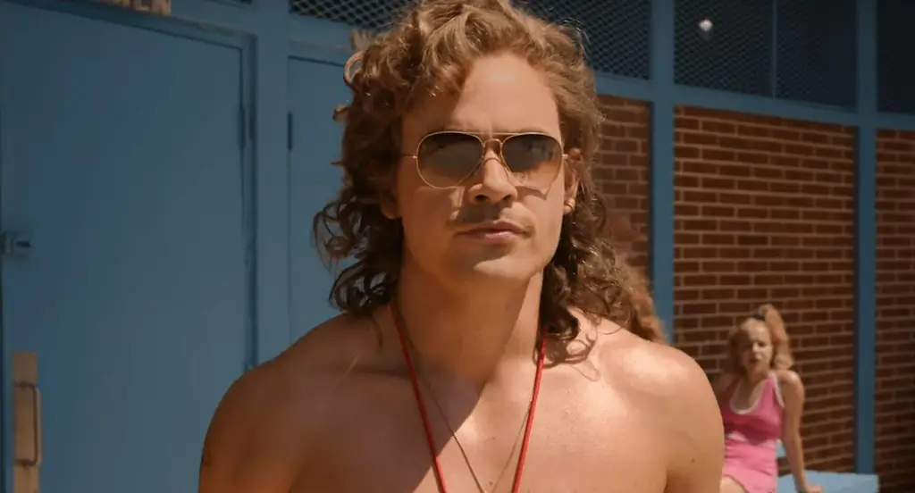 [Видео] Билли уступает Дэвиду Хассельхоффу в новом летнем промо «Очень странных дел»