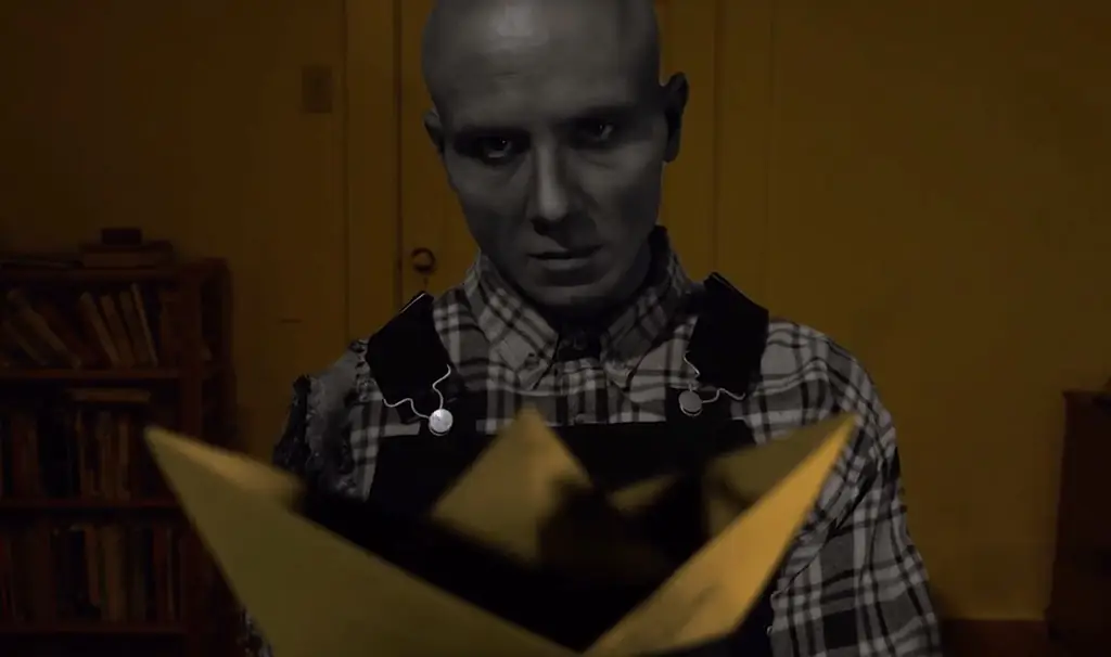 [Видео] Короткометражный фильм «Джорджи» возвращает звезду оригинального мини-сериала «Оно» в Дерри