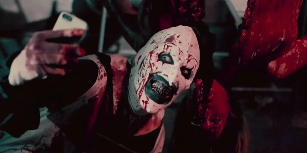 Режиссер тизерит «эпическую» и «шокирующую» последовательность убийств в «Ужасающем 2», в которой будут «массовые жертвы»