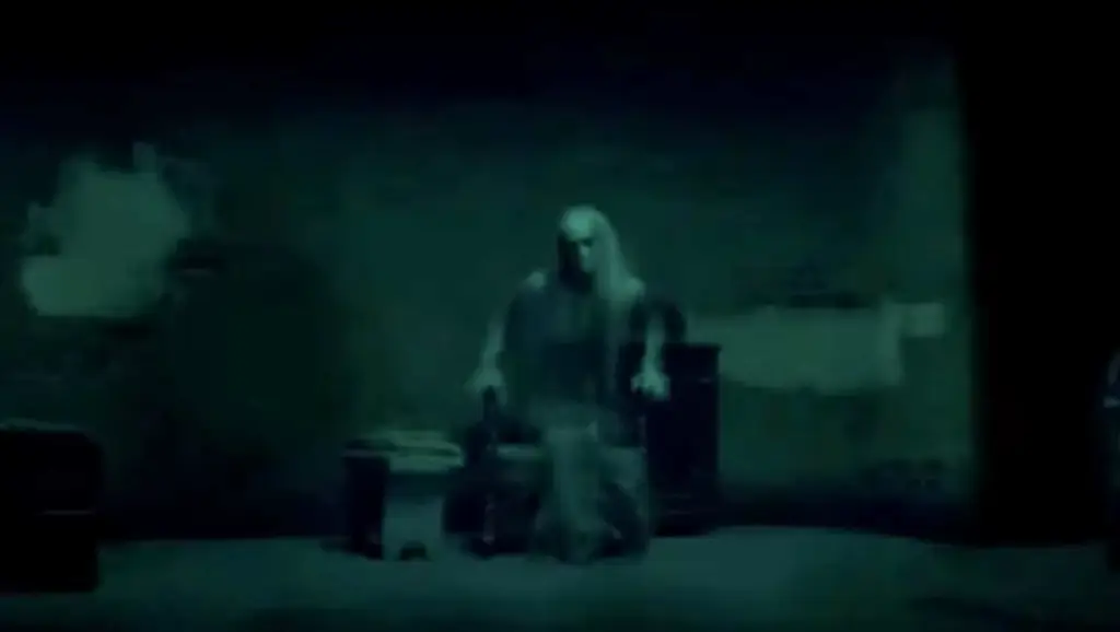 Новый телевизионный ролик «Страшные истории» дает нам первый взгляд на Сару Беллоуз, девушку, написавшую книгу