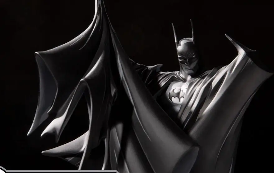 [Images] Тодд Макфарлейн разработал новую статую Бэтмена к 80-летию крестоносца в плаще