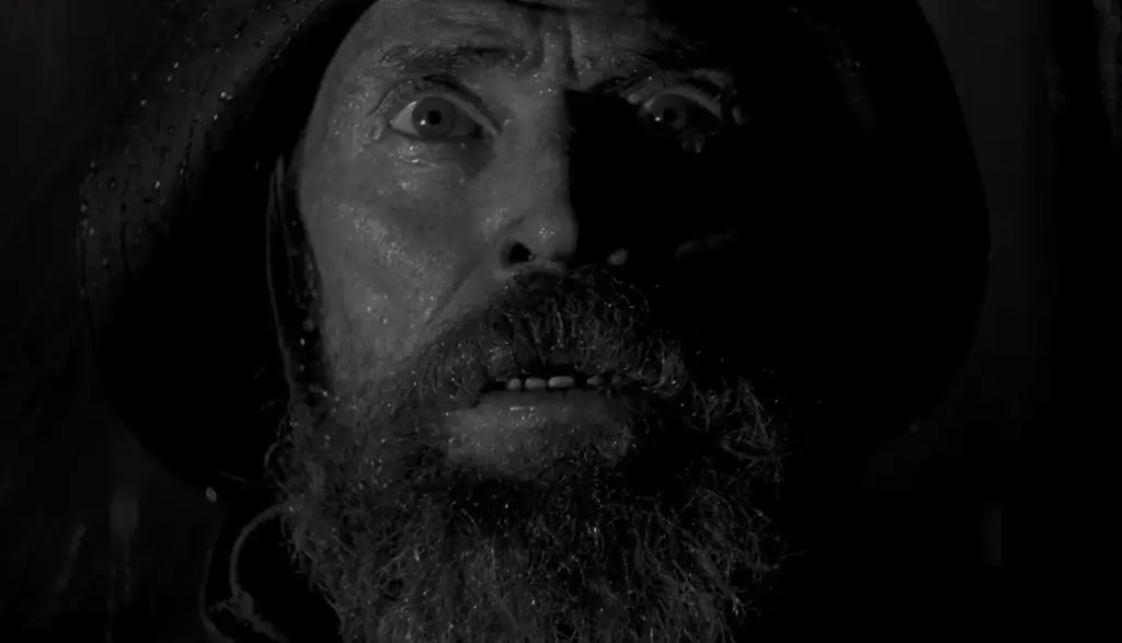 [Трейлер] Режиссер «Ведьмы» Роберт Эггерс вернулся с черным & белым кошмаром A24 «Маяк»