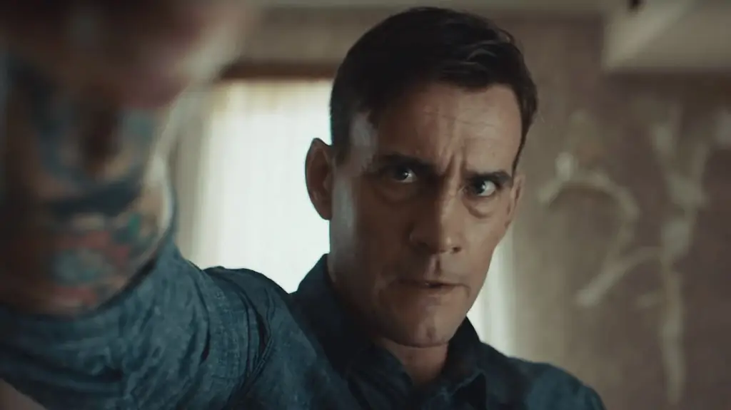 [Трейлер] CM Punk переживает кровавый паранормальный кошмар в «Девушке на третьем этаже»