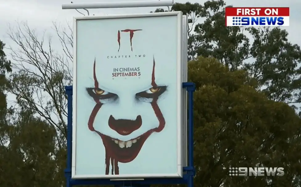 Родители в Австралии жалуются, что гигантские рекламные щиты «Оно: Глава вторая» пугают их детей