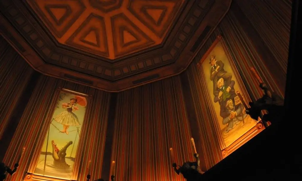 Оригинальные растяжки "Особняк с привидениями" выставлены на аукцион