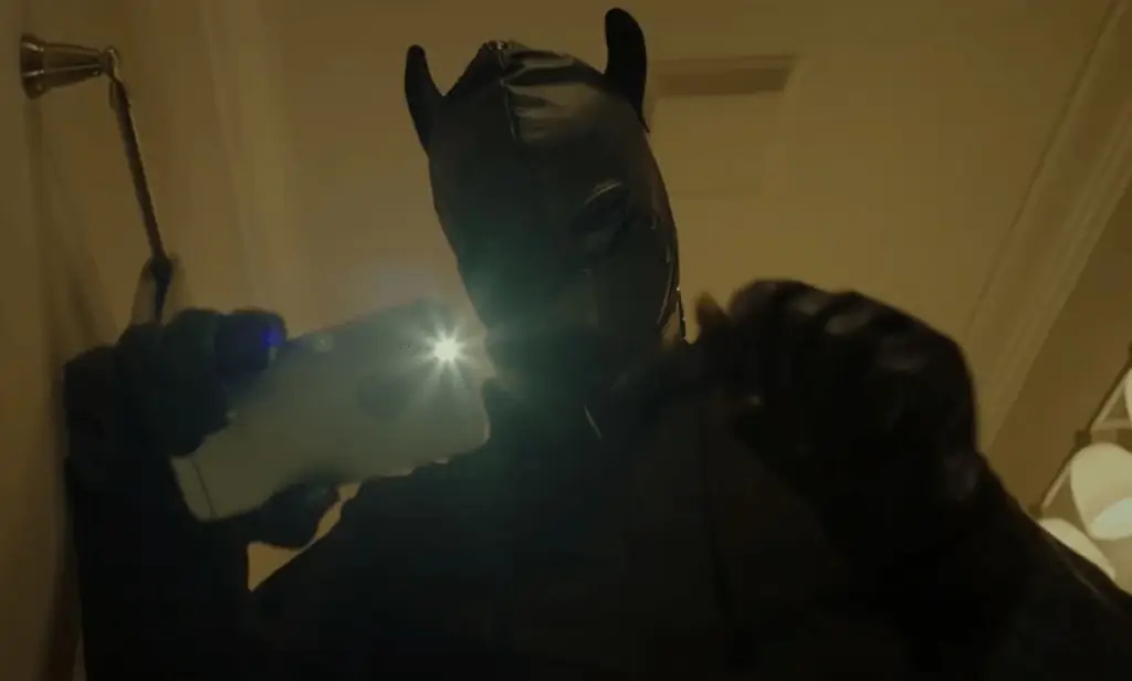 [Трейлер] Режиссер «Руин» Картер Смит возвращается с новогодним фильмом «В темноту: Полуночный поцелуй»