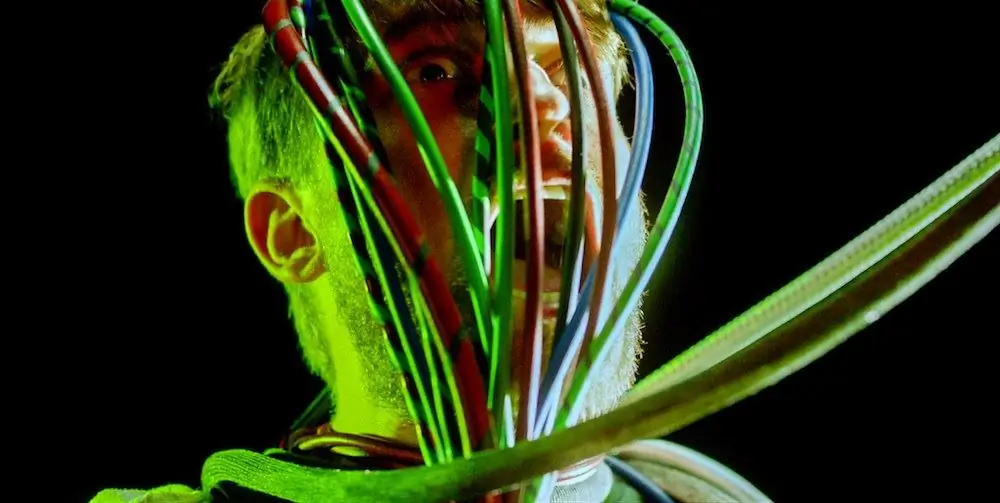 [Обзор] 'Sequence Break' демонстрирует сильную актерскую игру и триповые визуальные эффекты