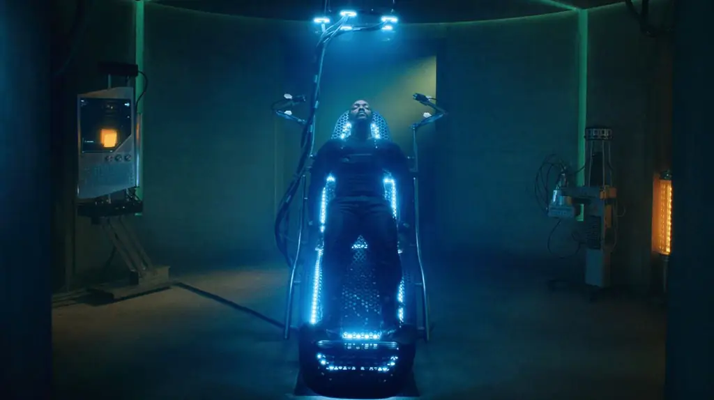 Второй сезон сериала Netflix «Видоизмененный углерод» получил стильный полный трейлер и крутой новый постер